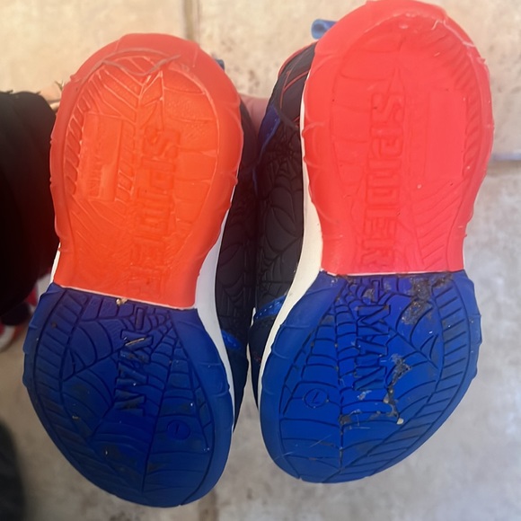 Spiderman toddler shoes with light up feature - Picture 3 of 4